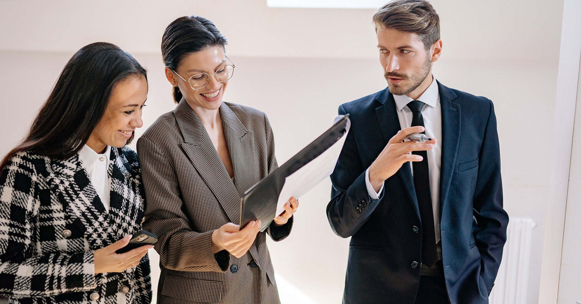 Innovation en communication d’entreprise – VOICECOM Équipe professionnelle en réunion discutant de solutions de communication d'entreprise.